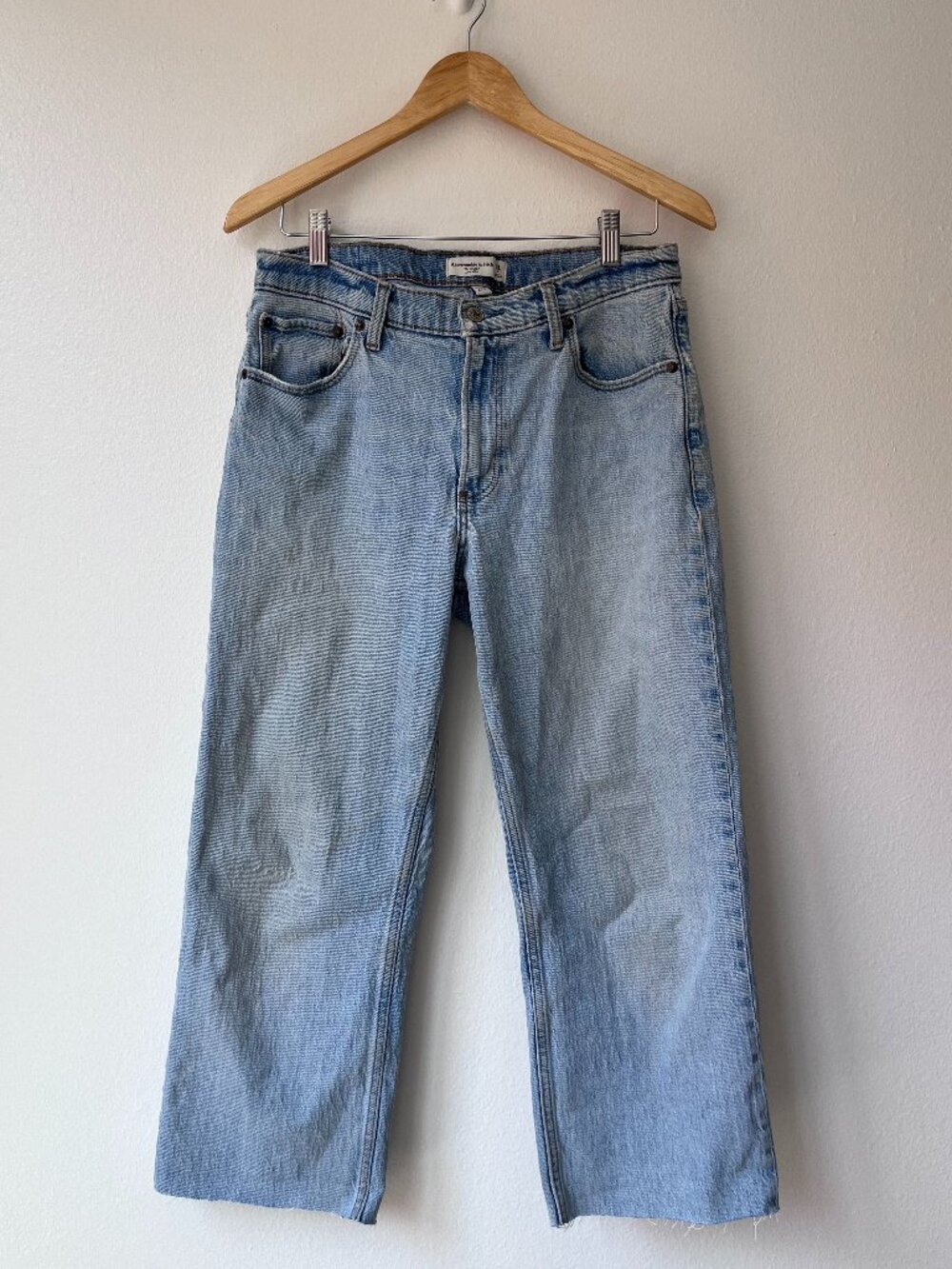 A&F The Baggy Low Rise Curve Love Jeans, 28 6R Medium Wash Raw Hem